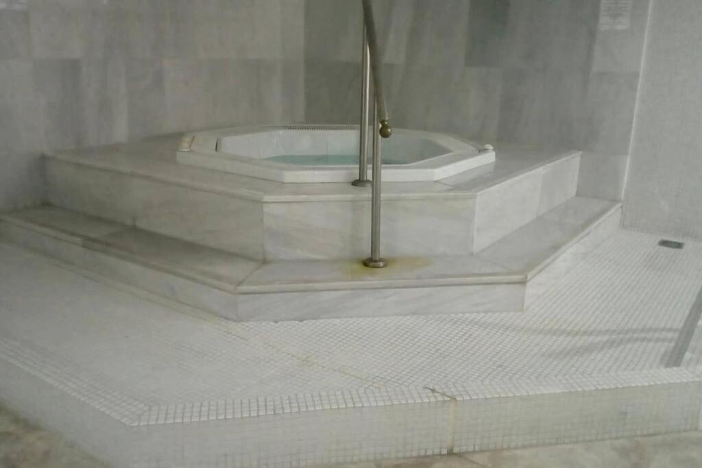 Couples Only, Beautiful 1 Bedroom In Victoria Building