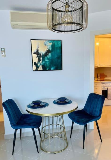 Couples Only, Beautiful 1 Bedroom In Victoria Building Apartment