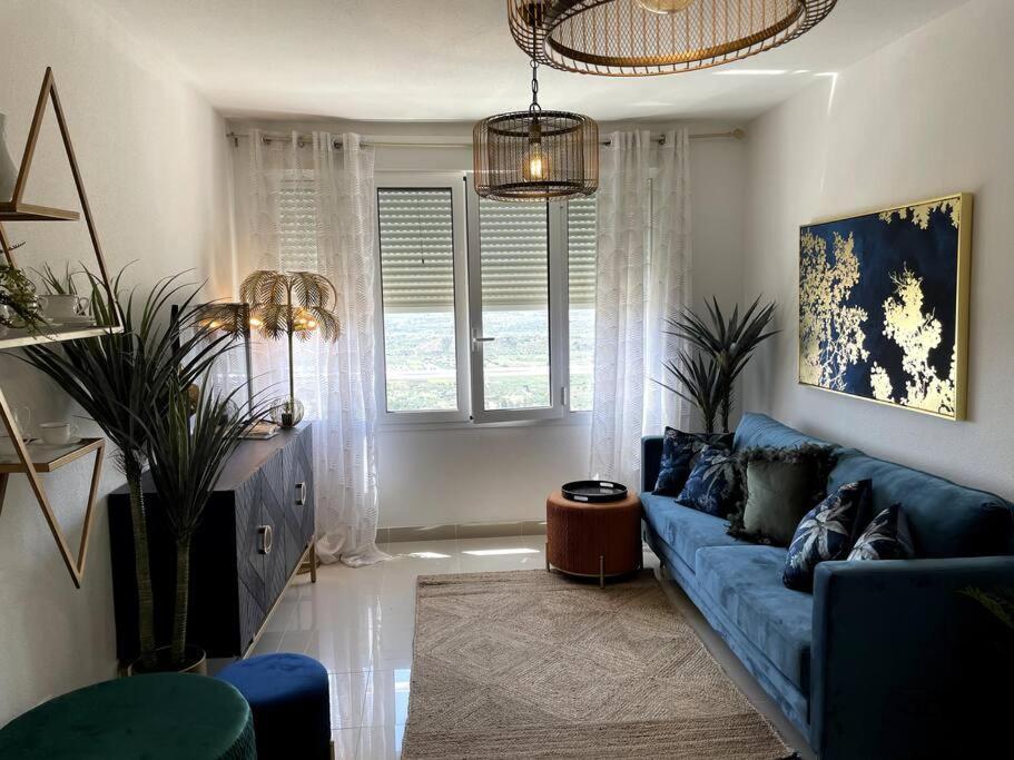 Couples Only, Beautiful 1 Bedroom In Victoria Building *