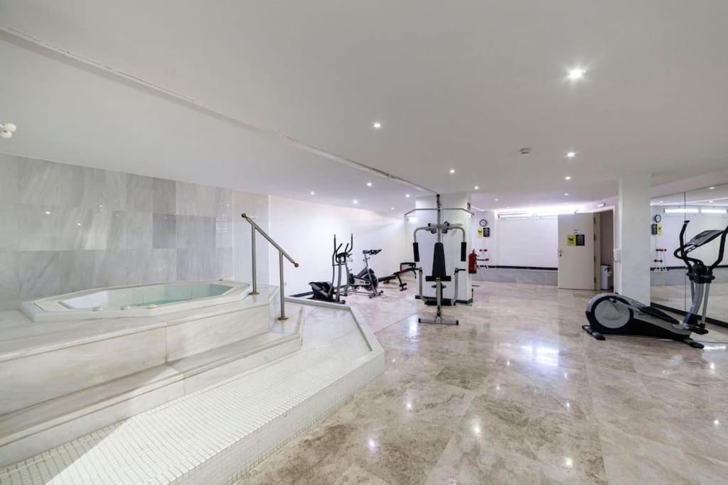 Apartamento Couples Only, Beautiful 1 Bedroom In Victoria Building *
